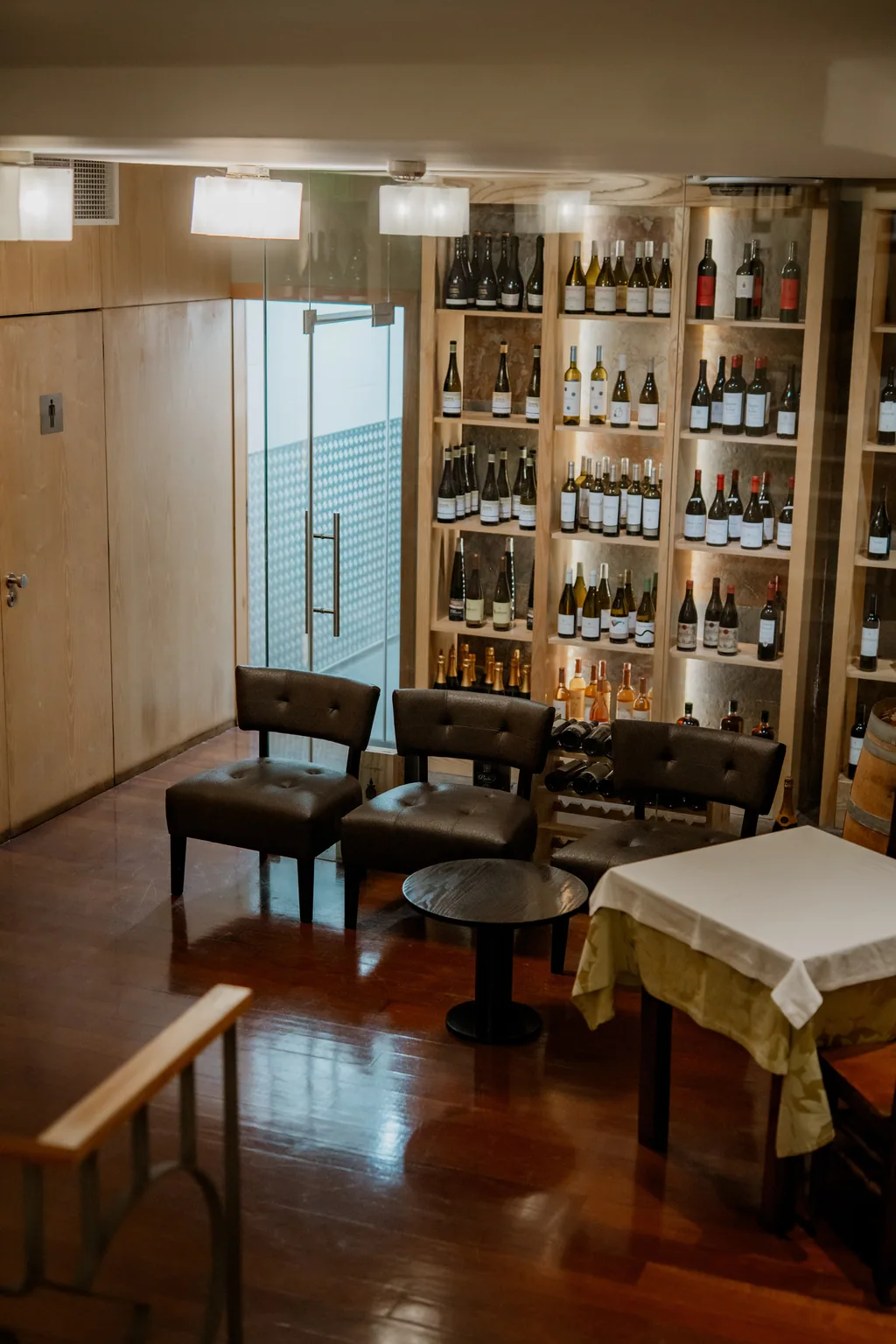 Antecâmara com cadeiras baixas e a garrafeira ao fundo
